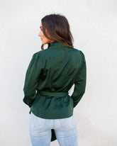 Under The Mistletoe – Satinbluse mit Knopfleiste und Bindeband